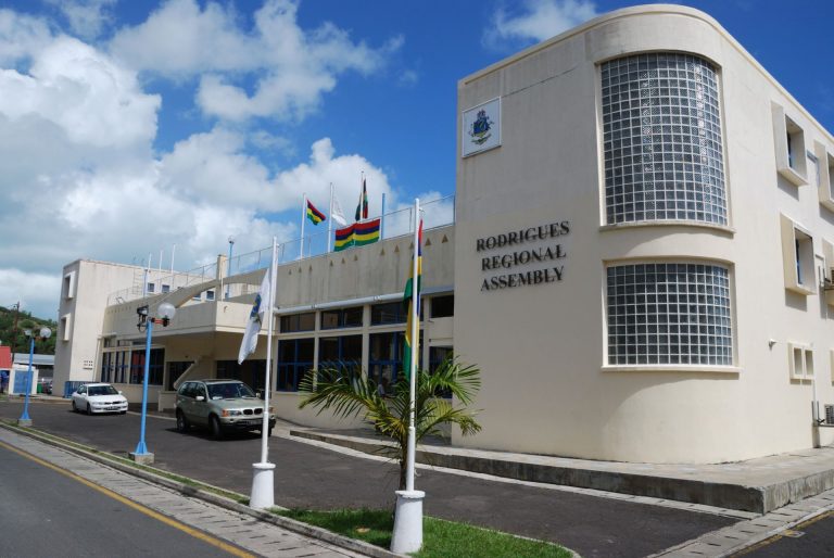 Naviguer dans le Gouvernement et l’Autonomie : Le Paysage Politique Unique de l’Île Rodrigues